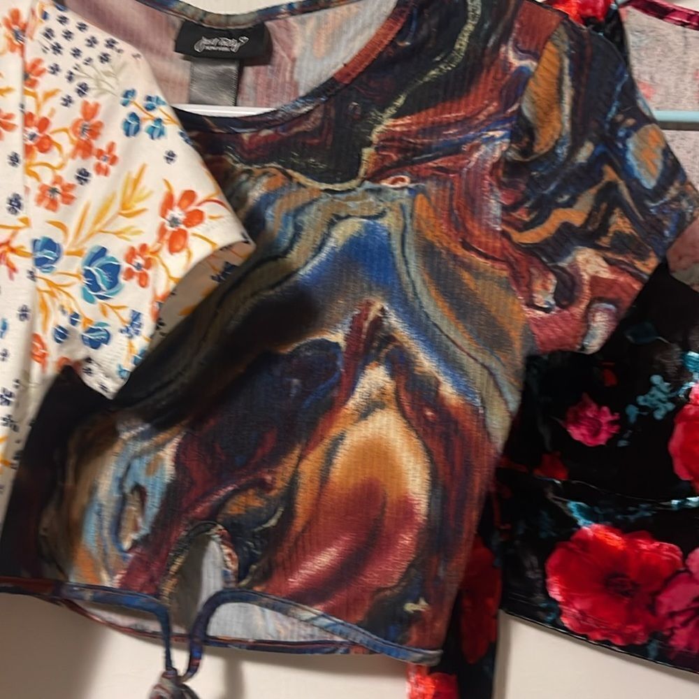 Floral and Abstract Crop Tops Set - Picture 4 of 10